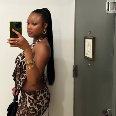 _therealkrissy's profile picture. enjoy the view.