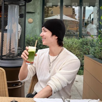batrisyia_lee's profile picture. joshua hong