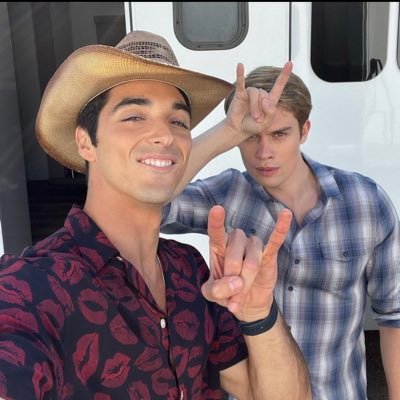 earlgreycinamon's profile picture. 30+ just here fangirling #supernatural #rwrb #jaredpadalecki #jensenackles #nicholasgalitzine #taylorzakharperez 🐊 #rwrbtrilogytruther #rwrbfanficreader