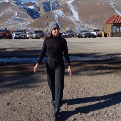 baddeluzio's profile picture. magnética ,contradictoria, brutalmente honesta