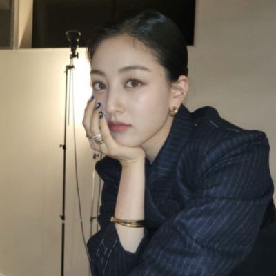 2ybear's profile picture. excusez-moi, mademoiselle.