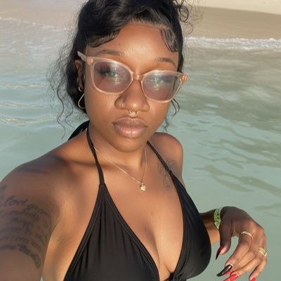 islandgirl_rika's profile picture. ~Sapiosexual 💋there’s unseen beauty in the darkness🖤 “you better love yuhself”🤍dark poetry 🕸️🖤⚛️