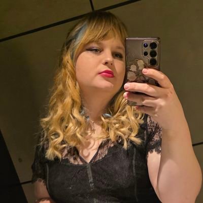 Maybellmourning's profile picture. I lay down my sword for fate