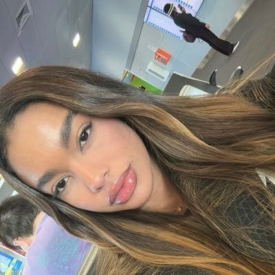 nicolejhndz's profile picture. 