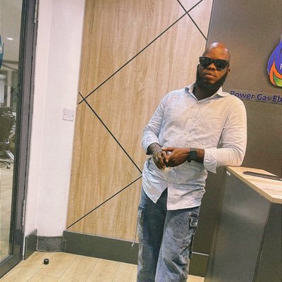 _yomss__'s profile picture. Tech | Foodies Corner @_tolaAI | Web3 | The Glasses 👓 Guy