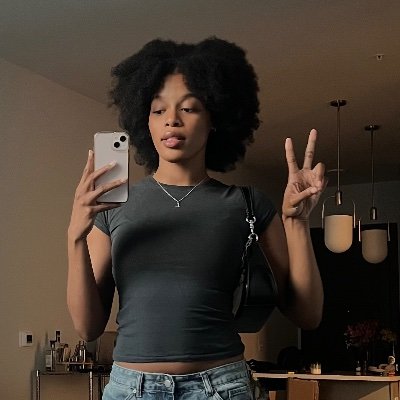 loryntweets's profile picture. 23 | uh alumna 👩🏾‍💻