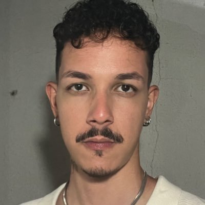 alissonreinan_'s profile picture. Dois nomes, duas personalidades, uma mente e vários conflitos. Quem tweeta nesse momento, Aly ou Rê? Nem eles sabem!