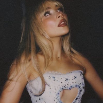 downmythighs's profile picture. so um are u coming in or what