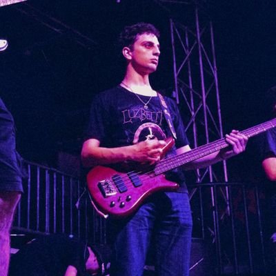 felpa_man's profile picture. Estudiante de Abogacía. Músico. Cuervo y peronista.