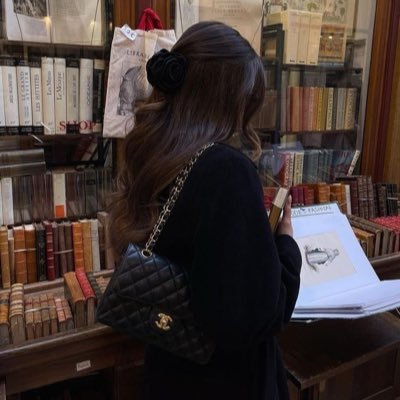 moonysbookss's profile picture. #LEVIACKERMAN 🎧 | she/her | ‘03 | infj | f1 | cr: rebel witch (20/50)🍂