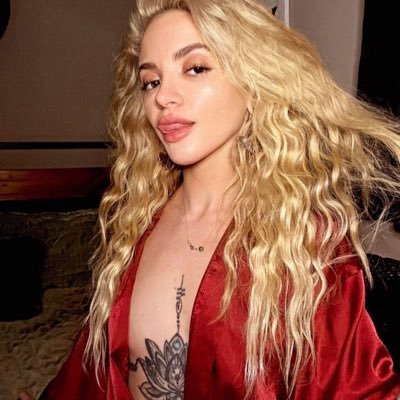 Julie4340415791's profile picture. 