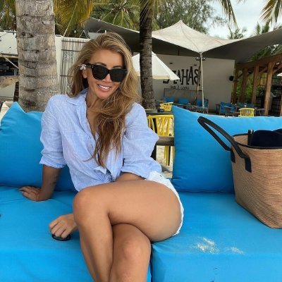 8878_emily's profile picture. Heart on my sleeve 💖 | Fun-loving & coffee-fueled ☕ |  Sunshine lover☀️ | Water baby 🌊 | 🚫Robot | #MAGA