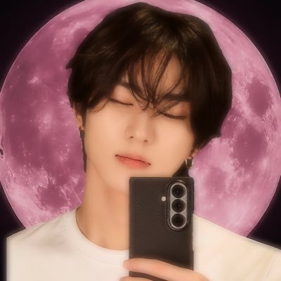 starryywon_'s profile picture. TOO CLOSE IS THAT GIRL