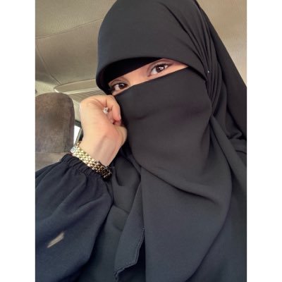 romysaasamy's profile picture. وتضحكُ سِنُّ المرءِ والقلبُ مُوجَعٌ ويرضى الفتَى عن دَهرِهِ وهوَ عاتِبُ!