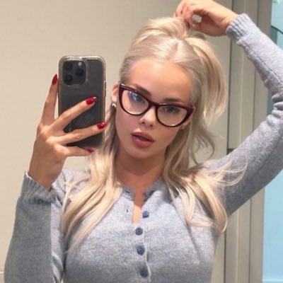 sandellarandell's profile picture. 