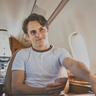 lqndoscar's profile picture. professional fangirl