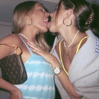 BlondeBiBaddie's profile picture. Blonde girl who loves girls + guys 🔥 | reposting what I like 👅