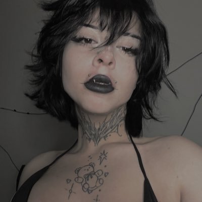 VioletFoxz's profile picture. sua gótica waifu favorita! 🖤 ⋆ ˚。⋆୨୧˚ cosplayer ⁕  ilustradora  ⁕  criadora de conteudo +🔞 ♡ DM SÓ PARA VENDAS! O que você está procurando ⤵