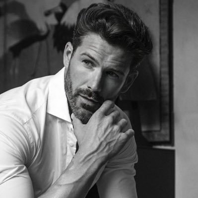 d7_ast's profile picture. متذوق للقصائد و العبارات ✨📚 محب للتصوير و السفر 📸🛩️ مدمن للشاي و القهوة 🫖☕️ فورزا يوفي 🤍🖤 @juventusfc جدة كذا أهلي و بحر 💚 @alahli_fc طموحنا عَنان السماء