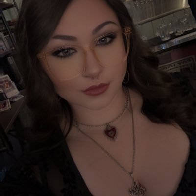 SamaanthaElaine's profile picture. 26. Certified Master Makeup Artist specializing in Special FX in TV, Film & Haunts. MUD NYC graduate. Licensed cosmetologist. Ms. Scoopytoos to @Scoopytoos 🖤🍦
