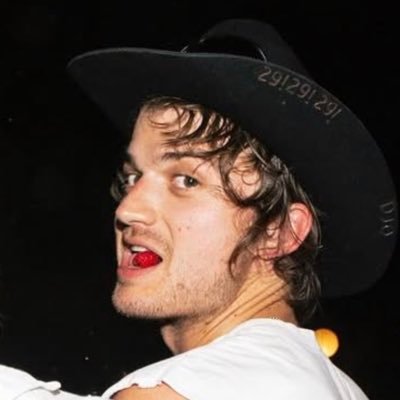 gaptoothssmile's profile picture. frontman of the flash mountain fanclub | she/her🇻🇪