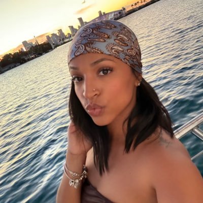 _jumarie21's profile picture. idk i just be in my own little world 🫧🪼💓