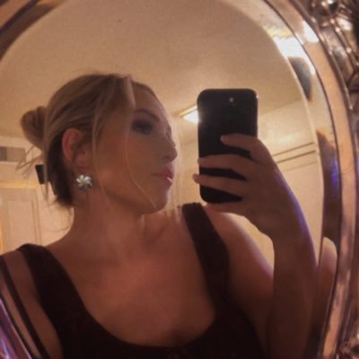 LO___M8's profile picture. just vibin ✨ DM 🤍 & doggos 🐶