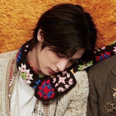 LeeHeefseung's profile picture. Belah dada gw, isinya ada cireng sama kopi.