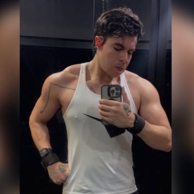 _yusef50's profile picture. •Instagram: _yusef50 •Mixted Marcial Arts •MVZ •DJ•  Quien hace una bestia de si mismo se libera del dolor de ser un hombre • ⚕️