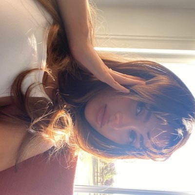 karinasworId's profile picture. de noche de día