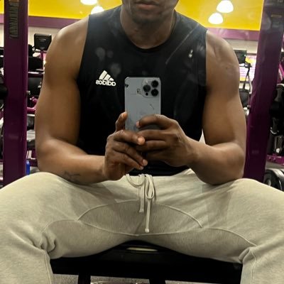 tellthehoetales's profile picture. 🏅