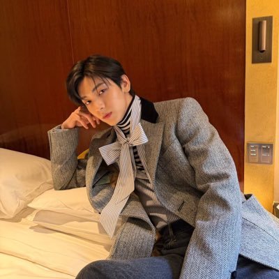 wangzinic's profile picture. 𝐅𝐈𝐂𝐓𝐈𝐎𝐍𝐀𝐋. He loves travelling around the world.
