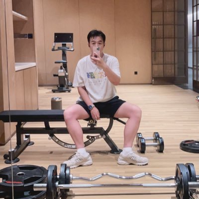 xi_ms6442's profile picture. 内容基础，简介就不基础 ！ ｜ 绝对理智在读男博一位，180 大🐻男妈妈养成中🏋️ ｜喜欢被舔奶 幻想变成0s狠狠惩罚小🐶的🍆！长期找对象。此处为银老师对抗现实的地方！给我冲！