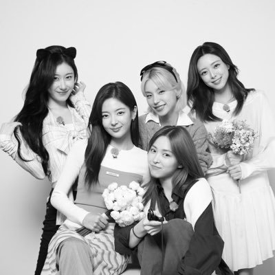 itzjia's profile picture. "Beyond the spring, summer, fall, and winter seasons. Until the moment we meet again." 🌷