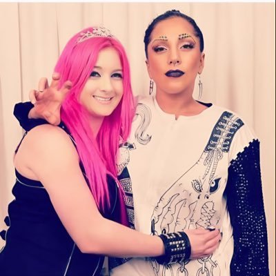 pinkie_pip's profile picture. a glowstick needs to break before it glows