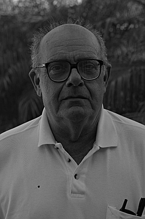 Jornalista, nascido em 1936. Professor universitário (UFSC e UFRJ) aposentado compulsoriamente em 2006. Doutor em Linguística, com ênfase em semântica.