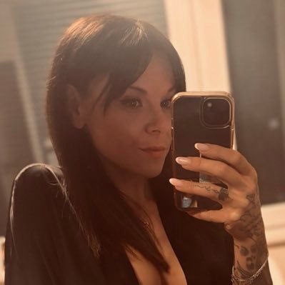 VelvetP90732's profile picture. Creator of Velvet Psyche • calm, depth & soft allure. 🕯 link below to my world of stillness & senses