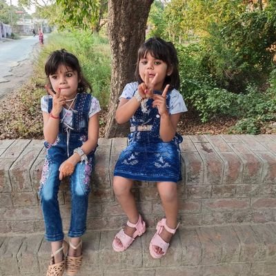 Ananya & Aarushi Twinsさんのプロフィール画像