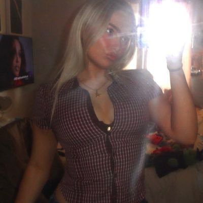 elliebelliel's profile picture. 
