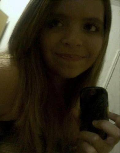 13 anos, ciumenta, desastrada, estressada, teimosa, louca, impaciente, besta... Como qualquer outra garota, imperfeita.