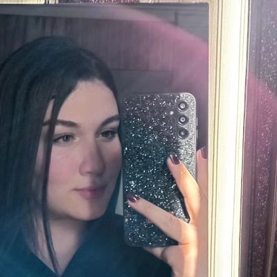 Hiiiichoo's profile picture. صبورانه باید زیست، جهانِ گذرا را.‌..