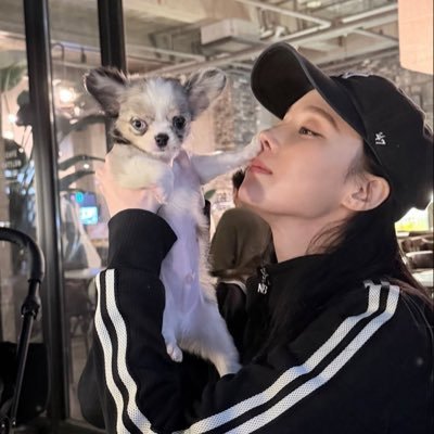 tyrannobluu's profile picture. 