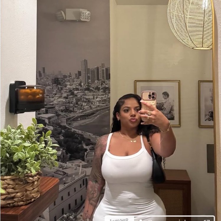 MikaylaSarb's profile picture. 