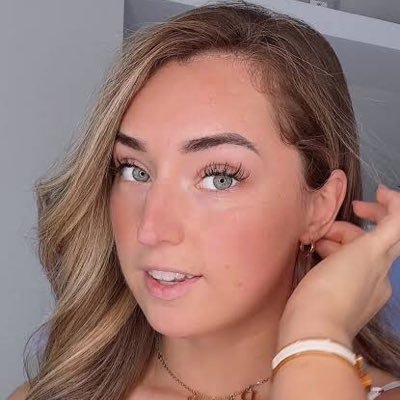 rebeecawood's profile picture. ❤️❤️❤️❤️