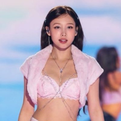 VELVETLESBlAN's profile picture. khronos | FREE 🇵🇸, ☭, genderfluid butch, multilingual, 23, nw iwtv DNF: -16, dream stans, proship, mspec “lesbians”, sh/edtwt