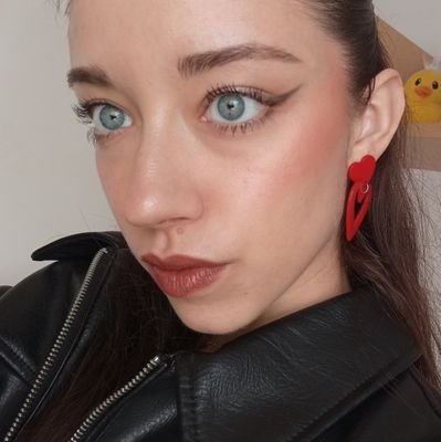 pilarglezh's profile picture. professional yapper