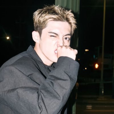 8zkiel's profile picture. mischief managed