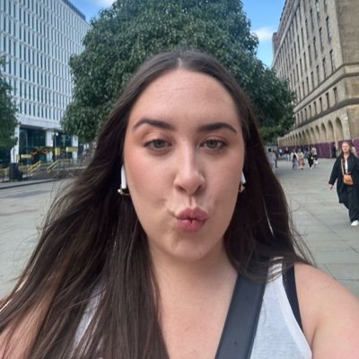 Ellie1370489's profile picture. Life’s brighter when you give back ✨stars strip and smiles