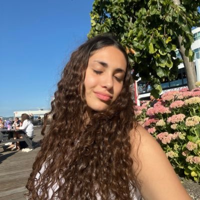 _emiliarobledo's profile picture. mientras uno esta vivo uno debe amar lo más que pueda