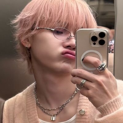 byunzh's profile picture. I know I'm a little weirdo